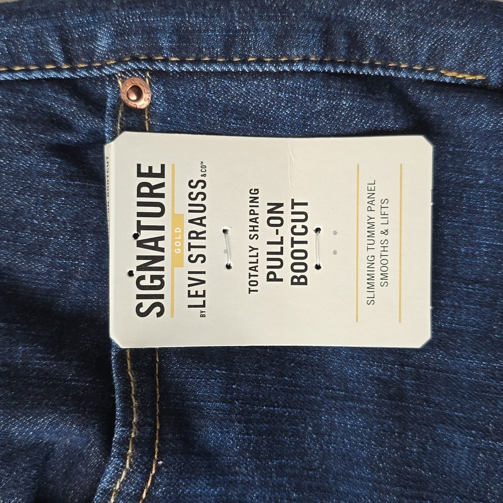 Signature Levi Strauss Shaping Pull-On Bootcut Jeans Denim Levi's 16 NEW Women's - Picture 3 of 11